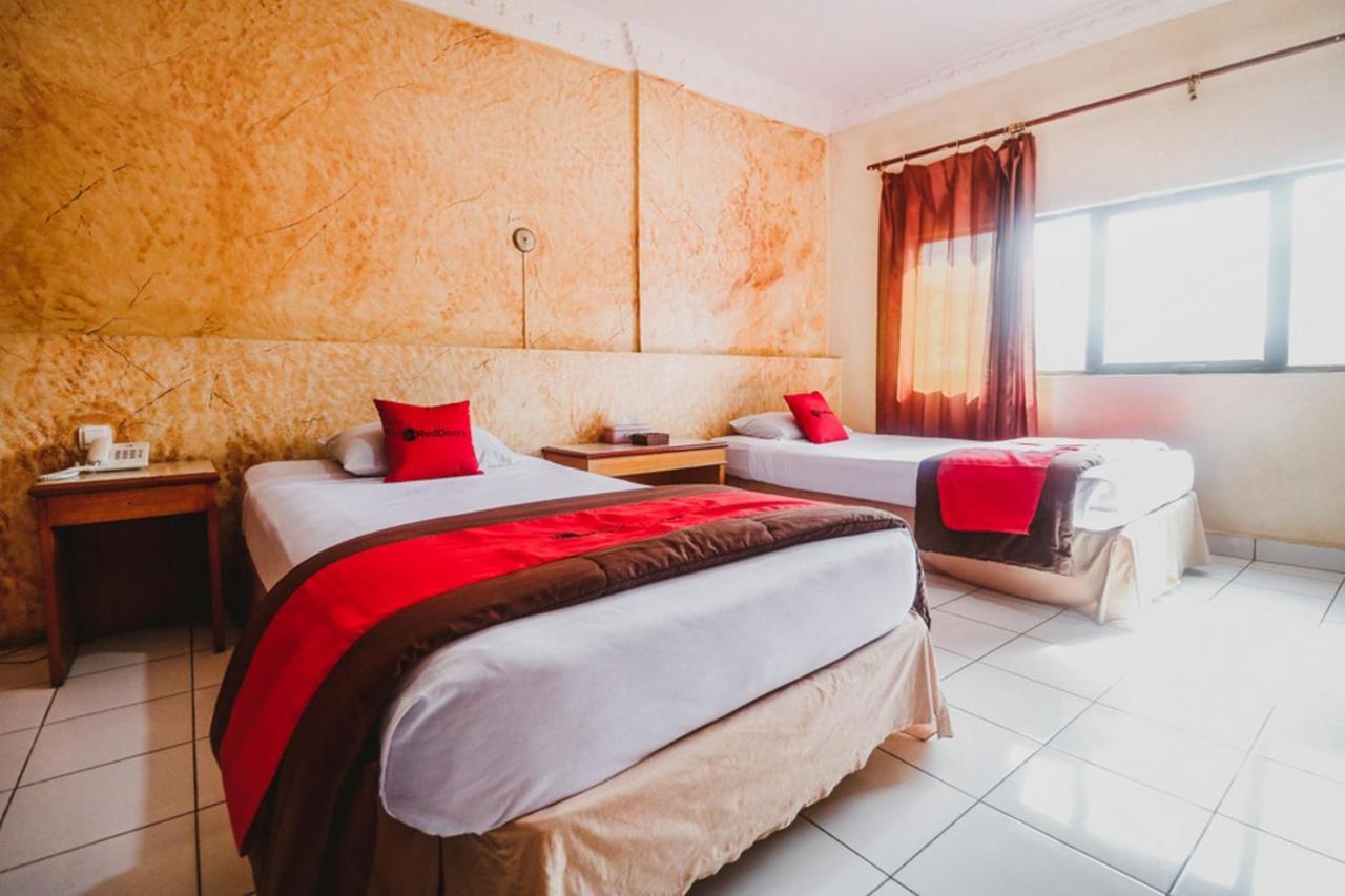 RedDoorz Plus near Jambi Prima Mall Bagian luar foto
